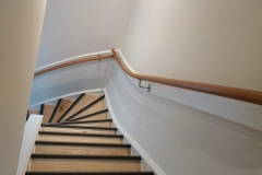 Trap renovatie van tapijt naar parket met aluminium neus en antislip strip. Daarnaast geschilderde leuning gerenoveerd door deze kaal te maken, te oliën met hardwax olie, en te voorzien van nieuwe RVS leuninghouders.